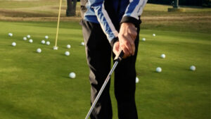 Reverse Overlap Putting Grip Explained - Mastering the Green - Golf Muni